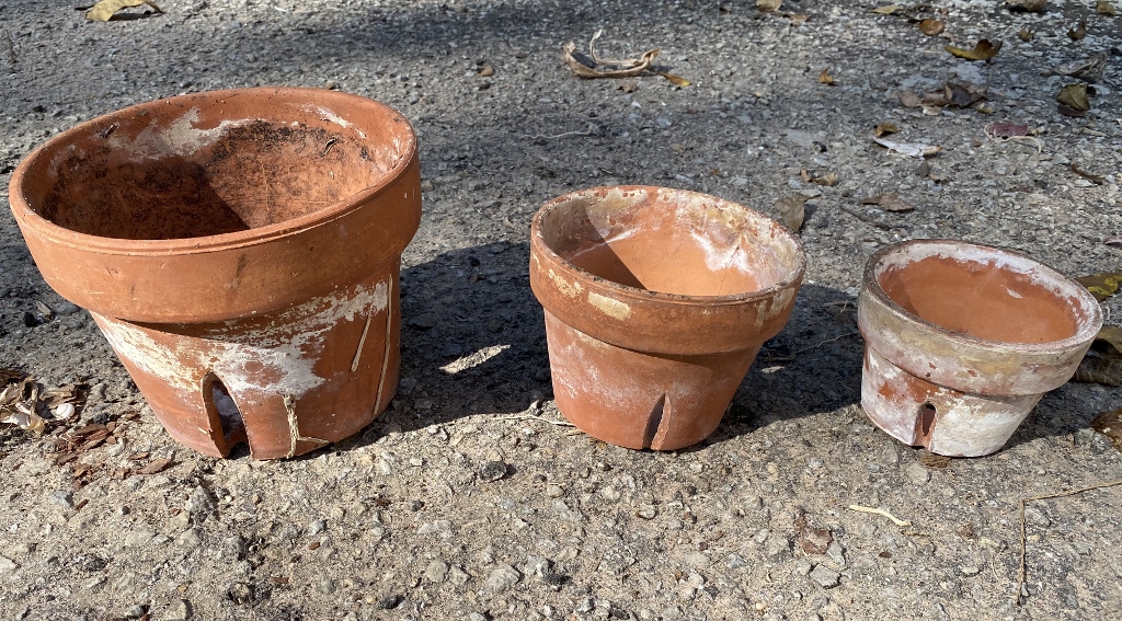 A group of clay pots

Description automatically generated with low confidence