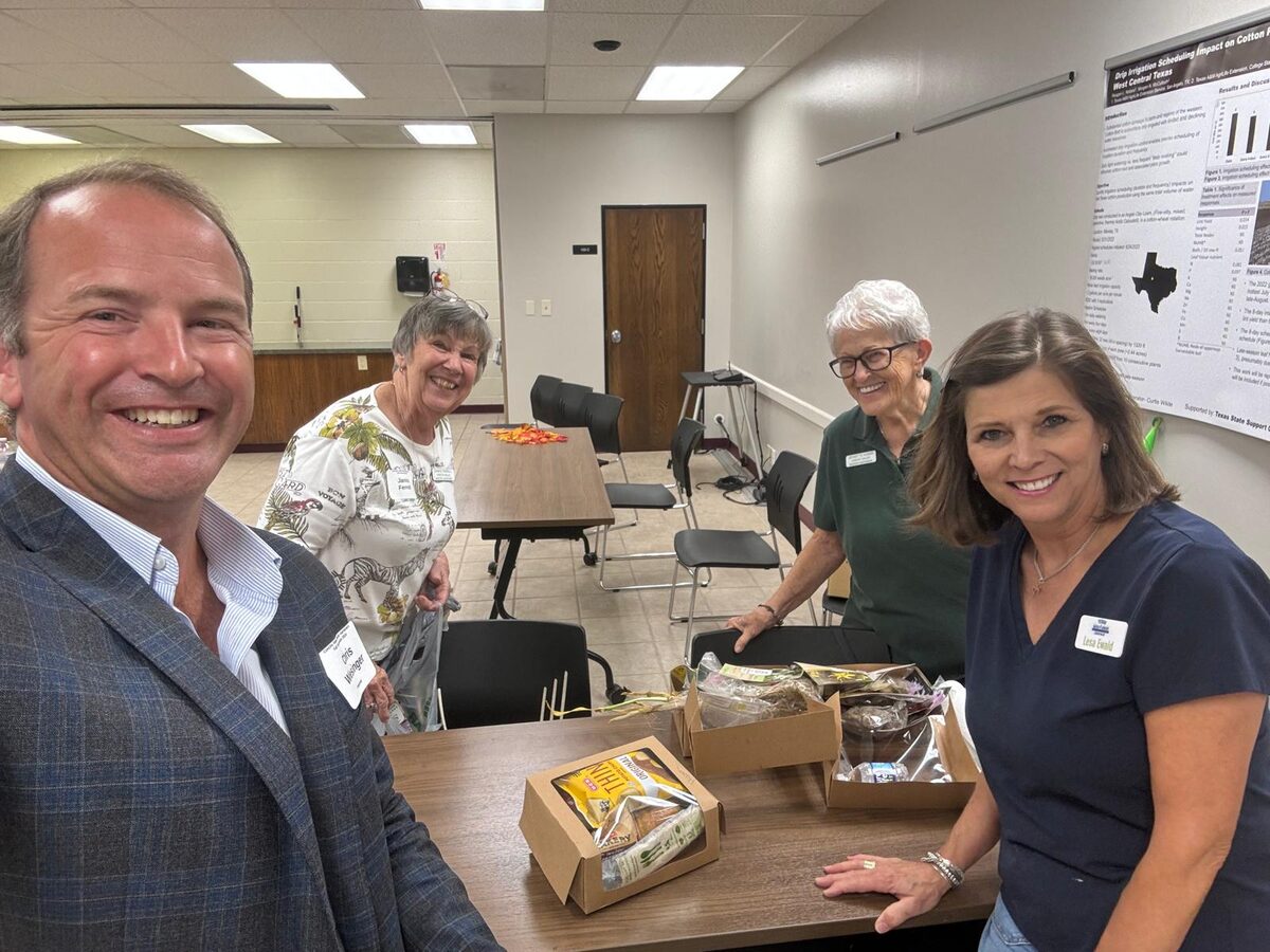 A quick selfie with event volunteers
